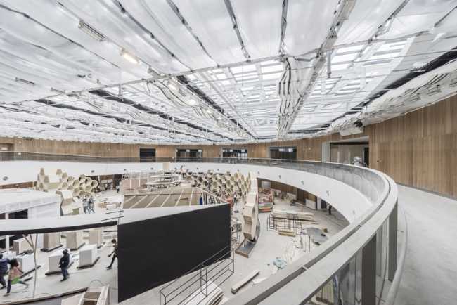 padiglione-centro-cultura-legno-circolare-istruzione-competizione-esposizione-illuminazione-rampa-cerchio-illuminazione-struttura-interno