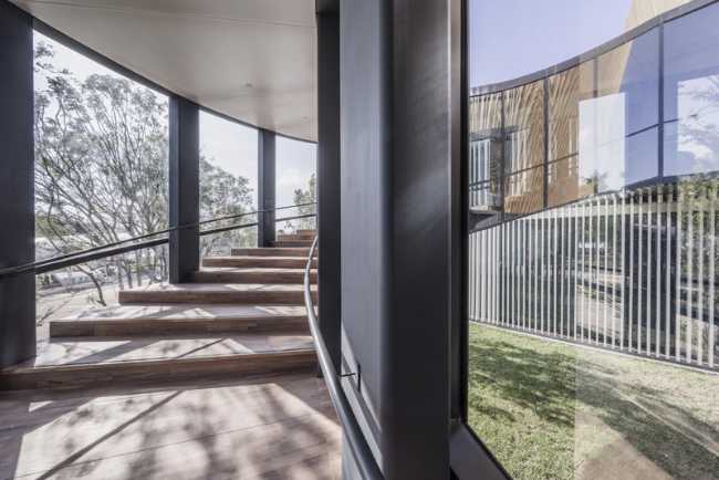 padiglione-centro-cultura-legno-circolare-istruzione-competizione-paesaggio-cielo-esposizione-illuminazione-doghe-lamella-cerchio-struttura-esterno-interno