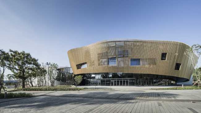 padiglione-centro-cultura-legno-circolare-paesaggio-cielo-esposizione-illuminazione-rampa-doghe-lamella-cerchio-illuminazione-struttura-esterno