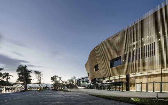 padiglione-cultura-legno-circolare-istruzione-competizione-paesaggio-cielo-esposizione-illuminazione-rampa-doghe-lamella-cerchio-illuminazione-struttura-esterno