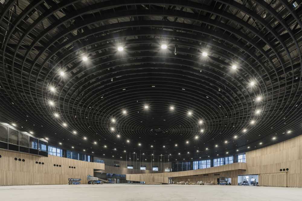 padiglione-centro-cultura-legno-circolare-istruzione-competizione-paesaggio-cielo-esposizione-illuminazione-rampa-doghe-lamella-cerchio-illuminazione-struttura-esterno