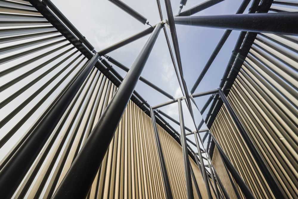 padiglione-centro-cultura-legno-circolare-istruzione-competizione-paesaggio-cielo-esposizione-illuminazione-rampa-doghe-lamella-cerchio-illuminazione-struttura-esterno