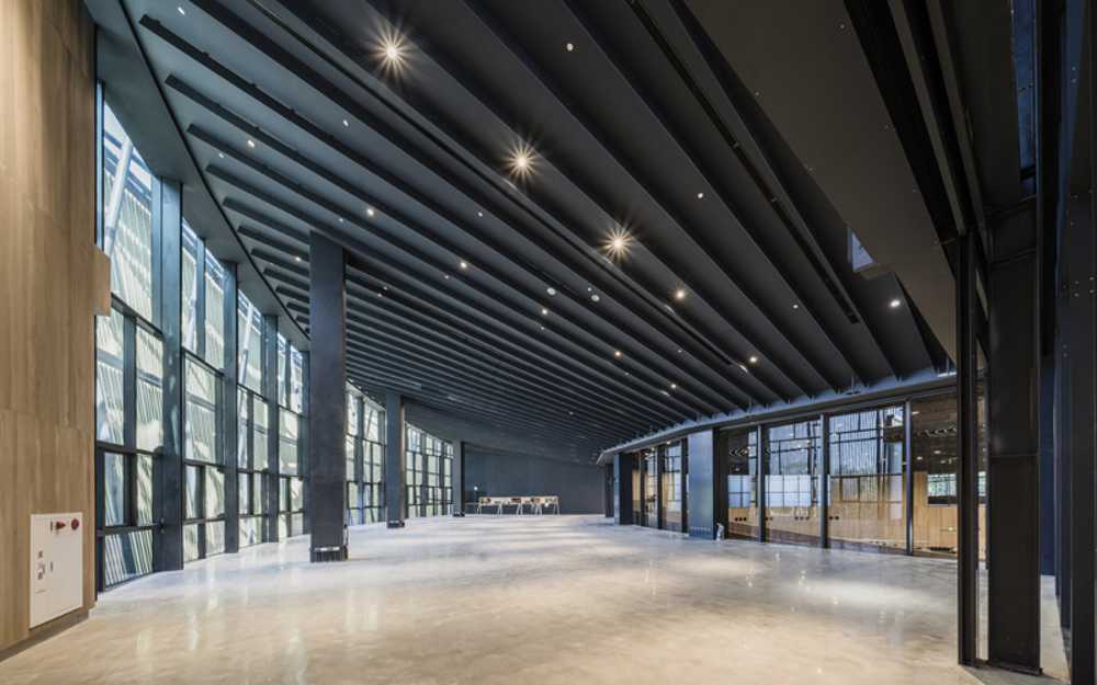 padiglione-centro-cultura-legno-circolare-istruzione-competizione-paesaggio-cielo-esposizione-illuminazione-rampa-doghe-lamella-cerchio-illuminazione-struttura-esterno