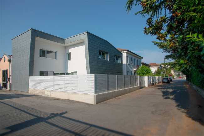 Corpi geometrici e struttura a telaio in legno per una villa