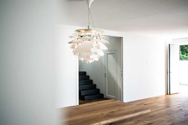 Interni semplici in bianco e legno