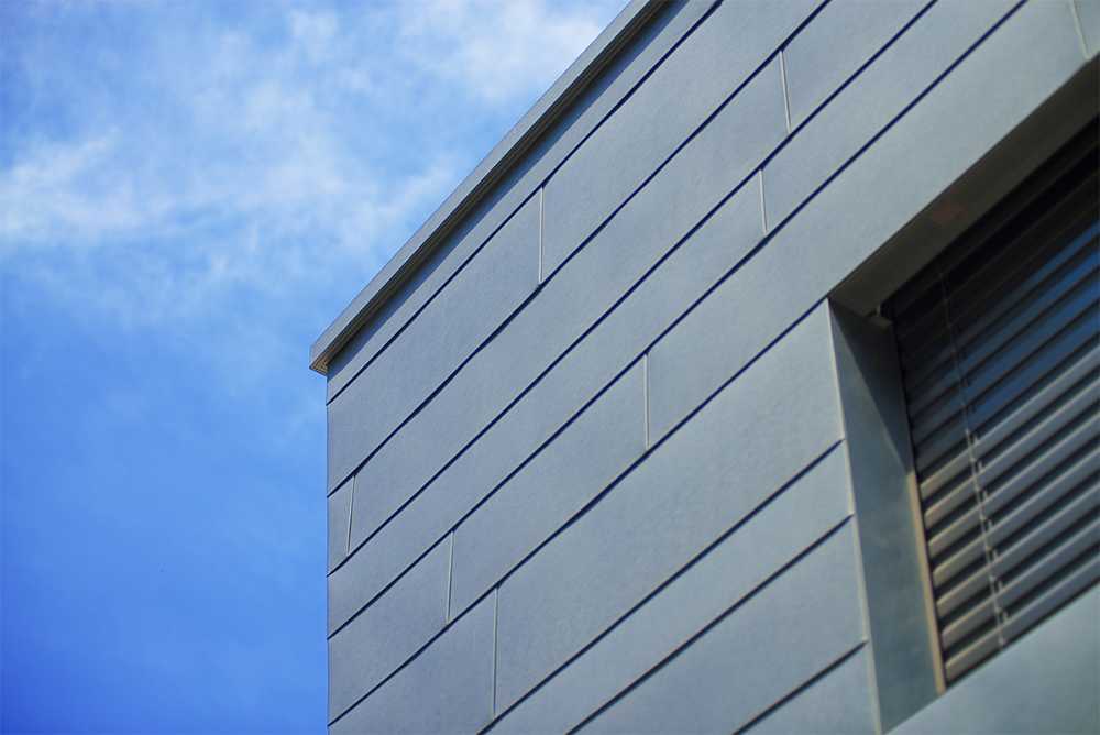 Rivestimento in zinco-titanio per una facciata