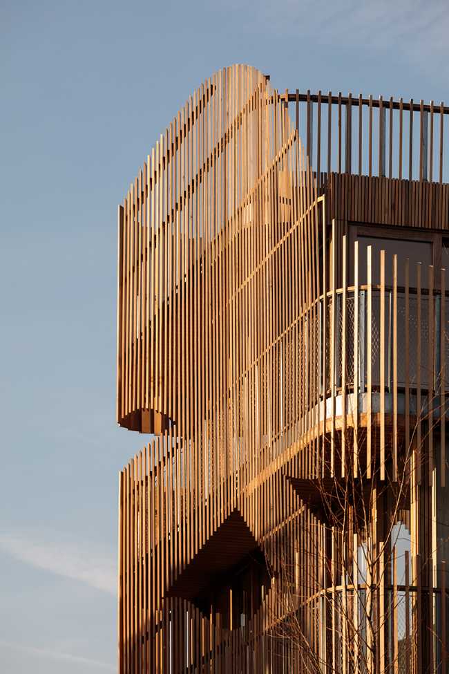 design-building-residence-complex-slats-wood-organic-innovation-construction-nature-sun-movement-privacy-facade-detail