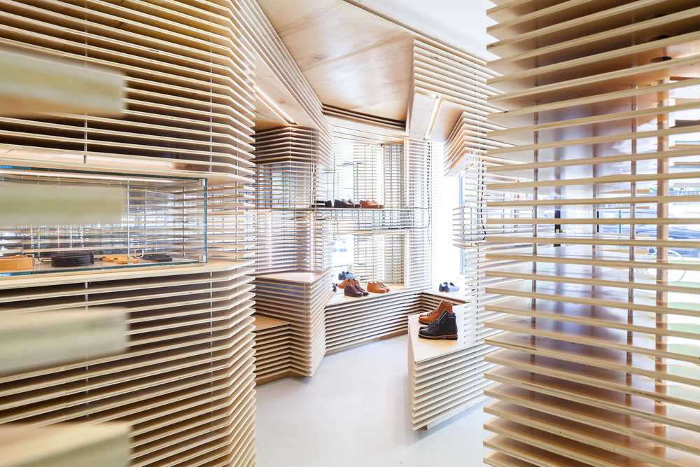 shop-showcase-wooden-slats-new-york-shoe display-play-lights-shadows-horizontal-craftsmanship-innovation-geometry-aesthetics-empty-volume-wood-birch-transparency