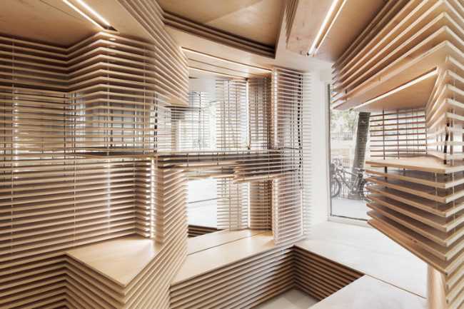 shop-showcase-wooden-slats-new-york-shoe display-play-lights-shadows-horizontal-craftsmanship-innovation-geometry-aesthetics-empty-volume-wood-birch-transparency