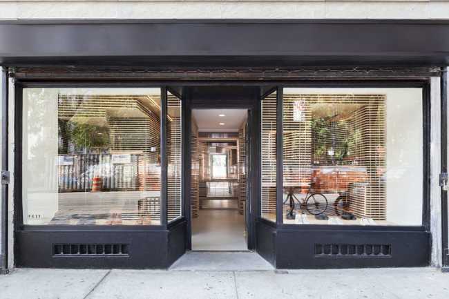 shop-showcase-wooden-slats-new-york-shoe display-play-lights-shadows-horizontal-craftsmanship-innovation-geometry-aesthetics-empty-volume-wood-birch-transparency
