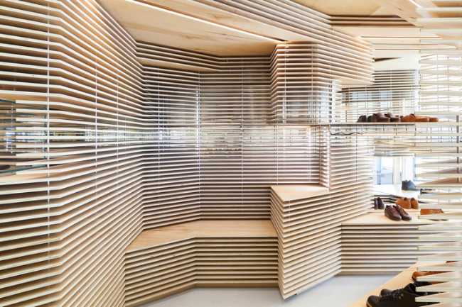 shop-showcase-wooden-slats-new-york-shoe display-play-lights-shadows-horizontal-craftsmanship-innovation-geometry-aesthetics-empty-volume-wood-birch-transparency