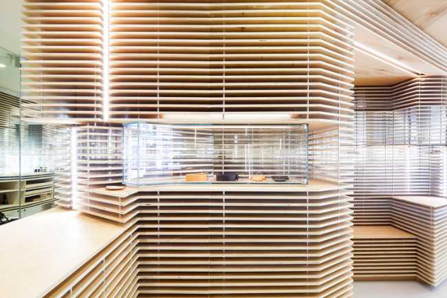 shop-showcase-wooden-slats-new-york-shoe display-play-lights-shadows-horizontal-craftsmanship-innovation-geometry-aesthetics-empty-volume-wood-birch-transparency