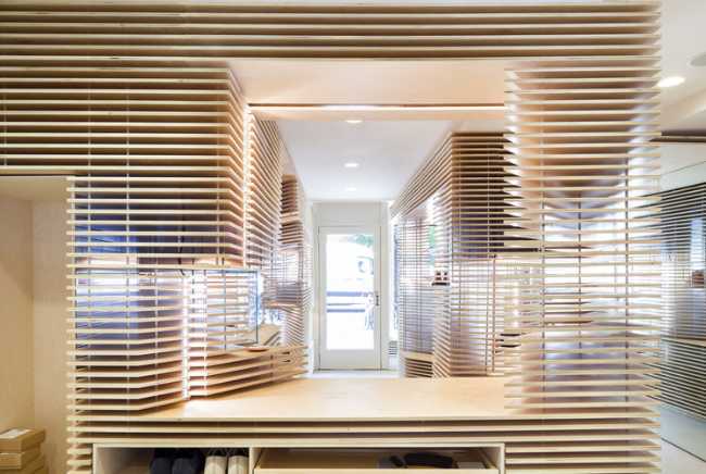 shop-showcase-wooden-slats-new-york-shoe display-play-lights-shadows-horizontal-craftsmanship-innovation-geometry-aesthetics-empty-volume-wood-birch-transparency