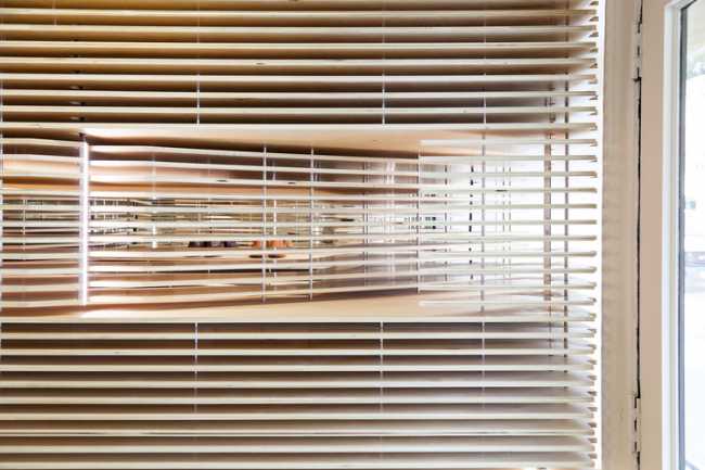 shop-showcase-wooden-slats-new-york-shoe display-play-lights-shadows-horizontal-craftsmanship-innovation-geometry-aesthetics-empty-volume-wood-birch-transparency