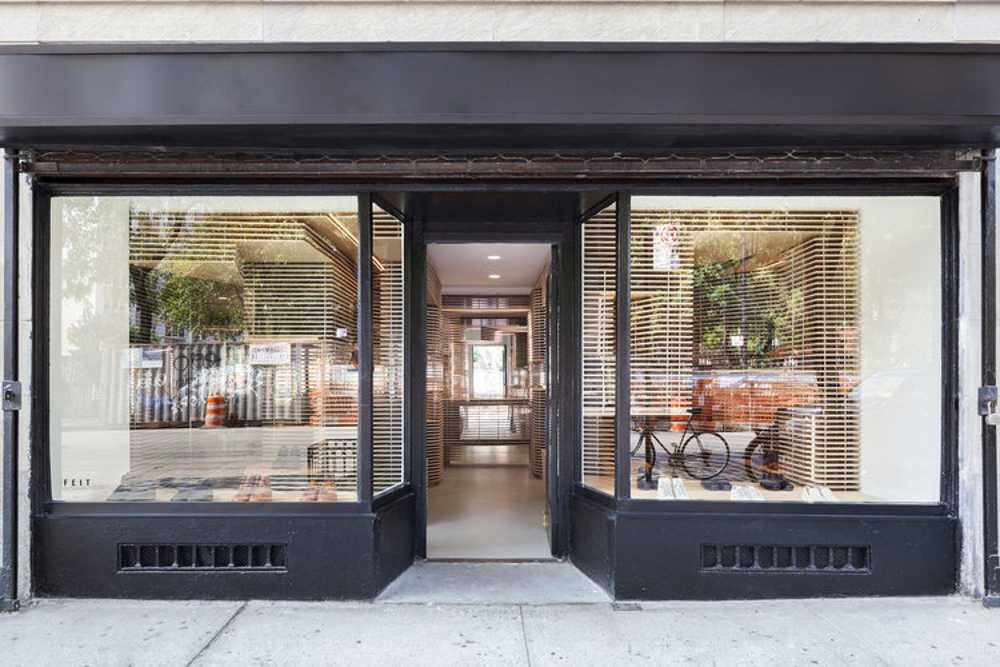 tienda-vitrina-listones-de-madera-nueva-york-exhibición de zapatos-jugar-luces-sombras-horizontal-artesanía-innovación-geometría-estética-volumen-vacío-madera-abedul-transparencia