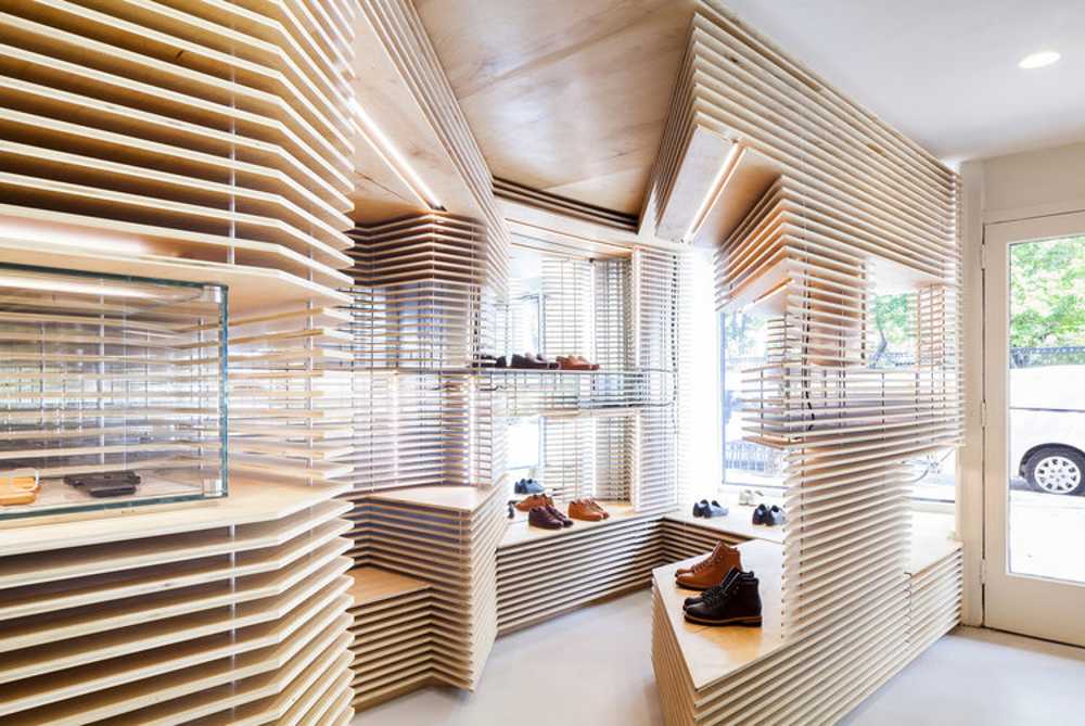 tienda-vitrina-listones-de-madera-nueva-york-exhibición de zapatos-jugar-luces-sombras-horizontal-artesanía-innovación-geometría-estética-volumen-vacío-madera-abedul-transparencia