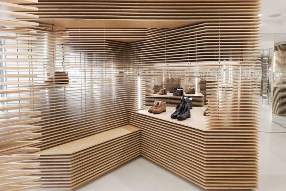 tienda-vitrina-listones-de-madera-nueva-york-exhibición de zapatos-jugar-luces-sombras-horizontal-artesanía-innovación-geometría-estética-volumen-vacío-madera-abedul-transparencia