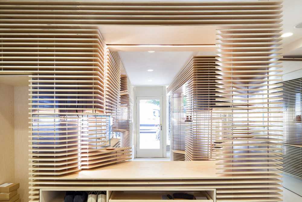 tienda-vitrina-listones-de-madera-nueva-york-exhibición de zapatos-jugar-luces-sombras-horizontal-artesanía-innovación-geometría-estética-volumen-vacío-madera-abedul-transparencia