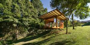 pabellón-meditación-césped-naturaleza-árboles-panorama-lago-terreno-pendiente-volumen-vista-ventilación-prefabricado-integración