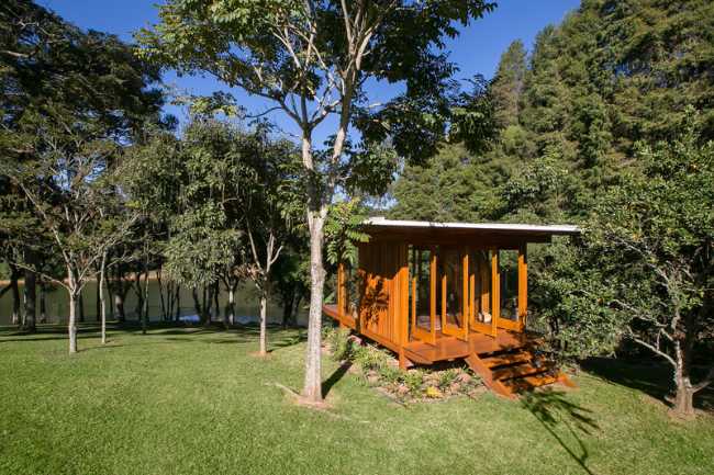 pabellón-césped-naturaleza-árboles-panorama-lago-terreno-volumen-vista-ventilación-prefabricado-exterior