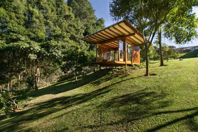 pabellón-césped-naturaleza-árboles-panorama-lago-terreno-volumen-vista-prefabricado-exterior