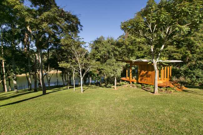 pabellón-césped-naturaleza-árboles-panorama-lago-terreno-vista-prefabricado-exterior