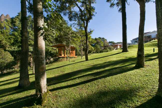 pabellón-césped-naturaleza-árboles-panorama-lago-terreno-vista-prefabricado-exterior-luces-sombras