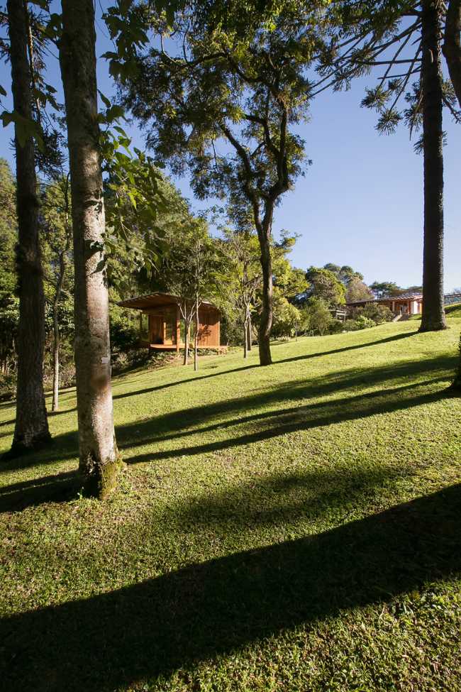pabellón-césped-naturaleza-árboles-panorama-lago-terreno-vista-prefabricado-exterior-sombras