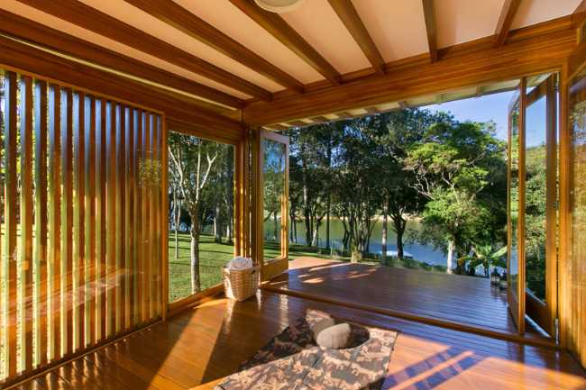 pabellón-césped-naturaleza-árboles-panorama-lago-terreno-vista-prefabricado-interior-sombras-luces