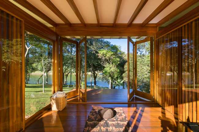 pabellón-césped-naturaleza-árboles-panorama-lago-terreno-vista-prefabricado-interior-abertura