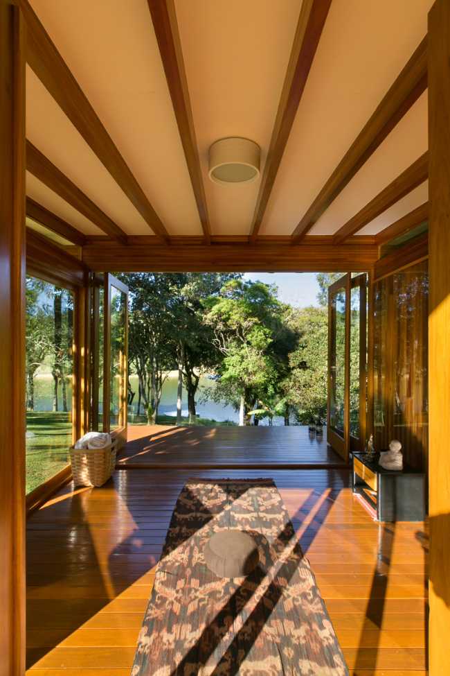 pabellón-césped-naturaleza-árboles-panorama-lago-terreno-vista-prefabricado-interior-abertura-luces-sombras