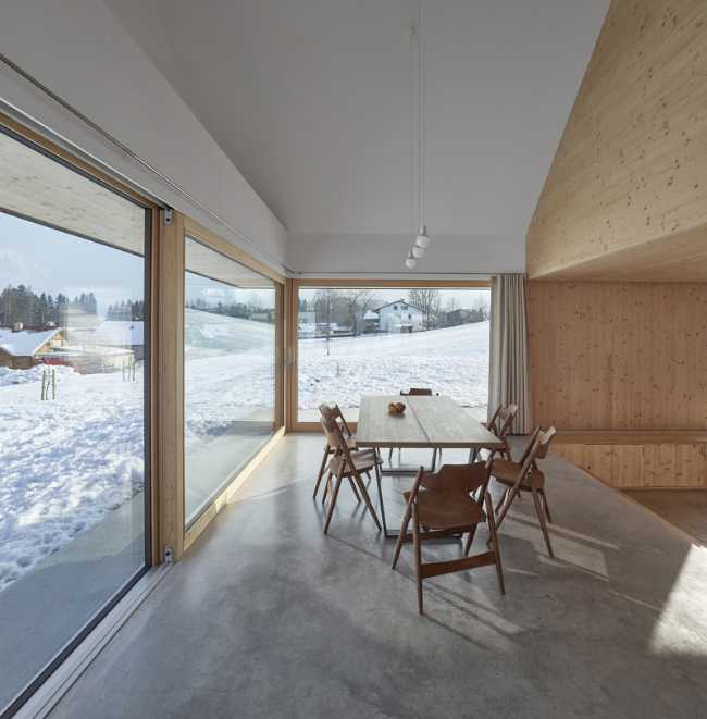Interior en madera con ventana al paisaje