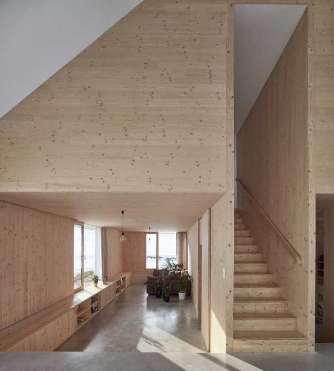 Escalera interior de madera