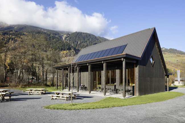 Restaurante de madera con espacio al aire libre