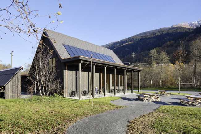 Restaurante con edificio de madera y espacio al aire libre
