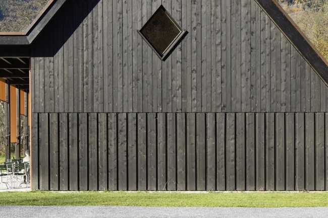 Edificio construido en madera tradicional local