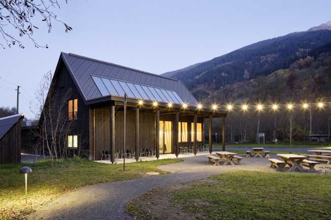 Iluminación exterior del restaurante de madera