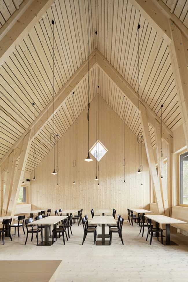 Restaurante interior en madera clara