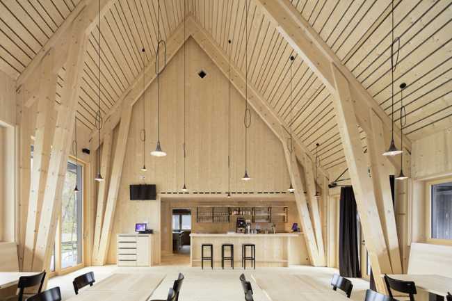 Interior del edificio con iluminación