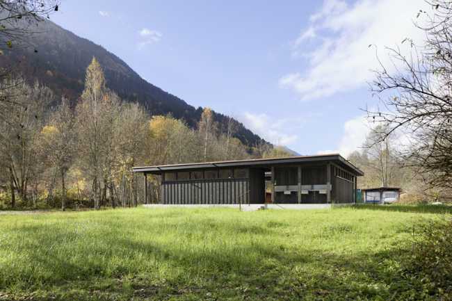Edificio de madera inmerso en el paisaje alpino