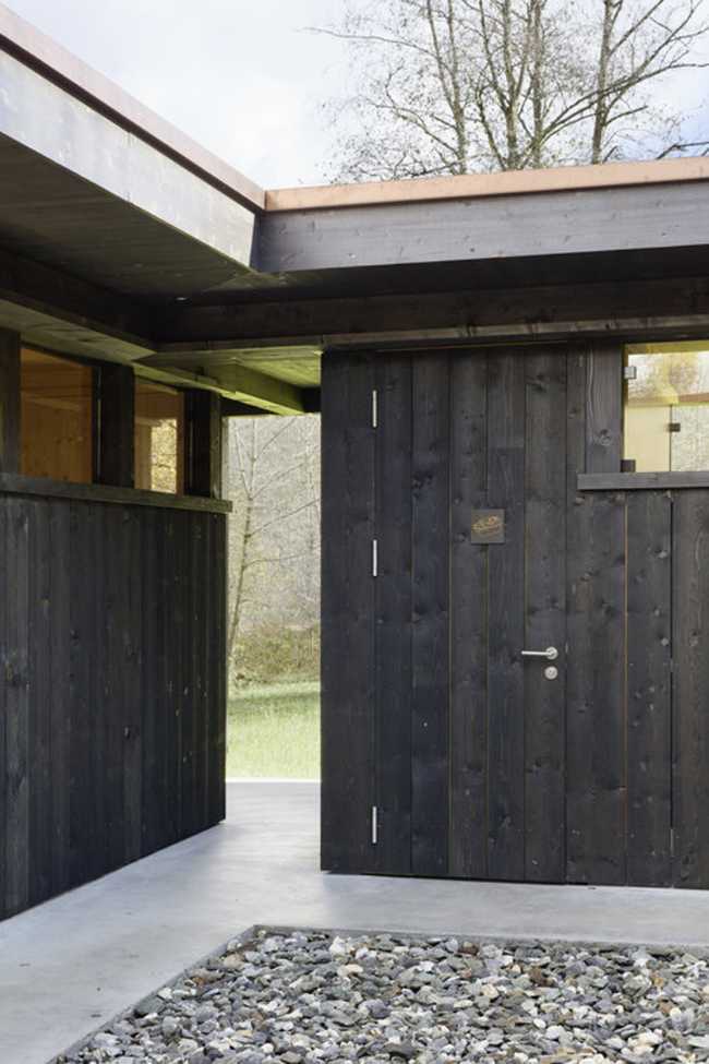 Detalle exterior del edificio de cubierta plana