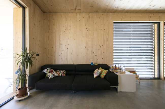 Salón de madera con sofá acristalado