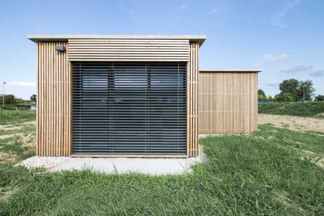 Exterior de la casa de madera con estructura x-lam