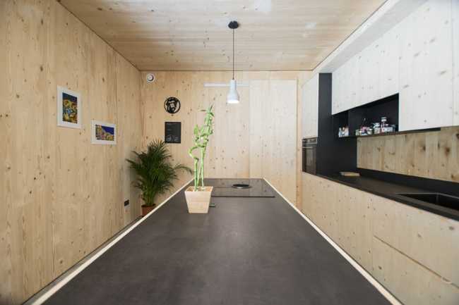 Casa pasiva interior de madera con cocina con mesa de comedor