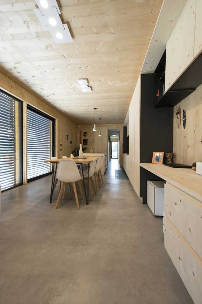 Cocina de madera y comedor edificio x-lam