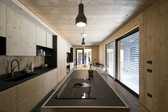 Cocina con vitral del edificio de madera x-lam