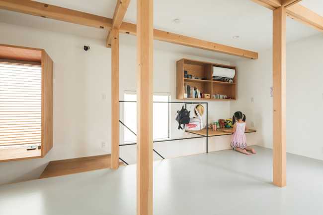 Light wood pillars in a white interior