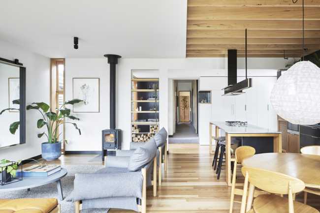 Salón en madera y yeso blanco