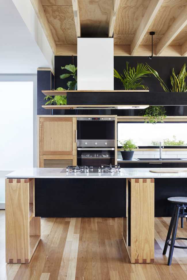 Cocina oscura con parquet y vigas de madera