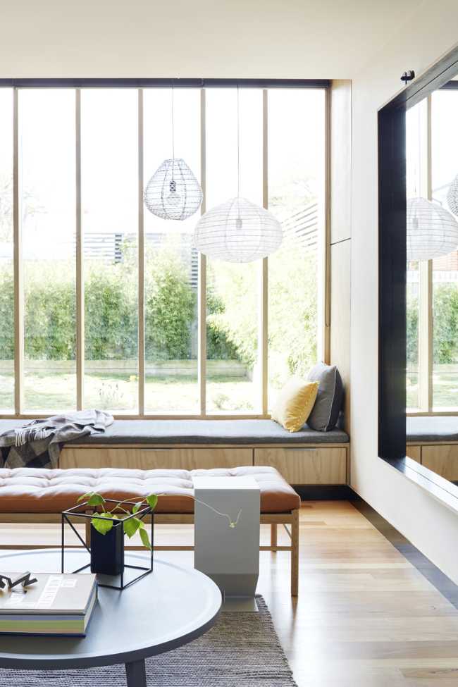 Sala de estar con ventanal en un jardín de parquet